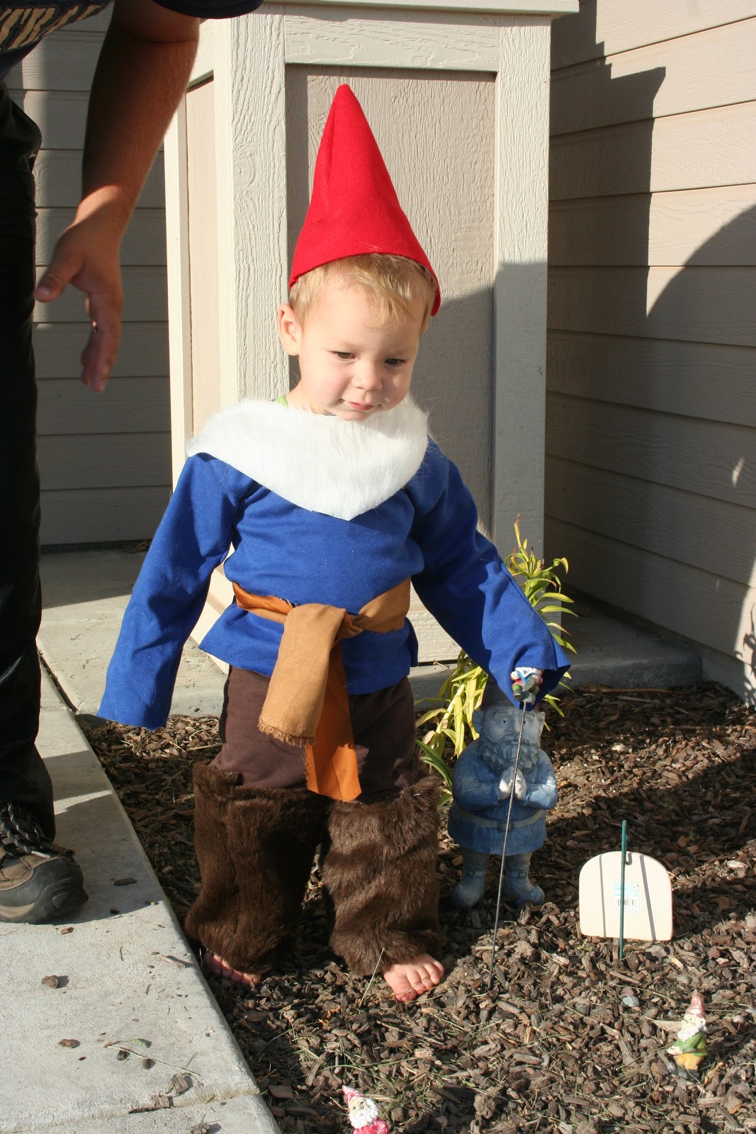 новогодний костюм гномика для девочки. костюмы маленьких гномиков. гном девочка. куклы гномы шульговская. новогодние гномы из флиса.
