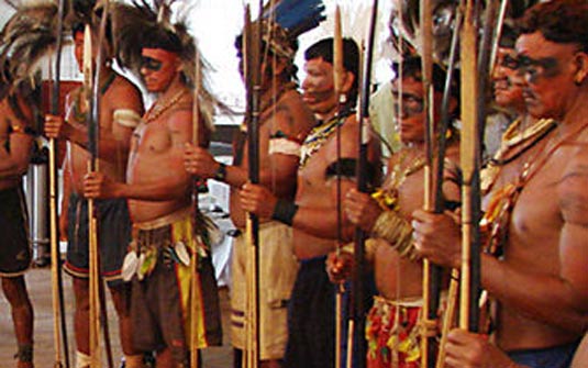 Indios armados com lanças e flechas invadem cidade brasileira