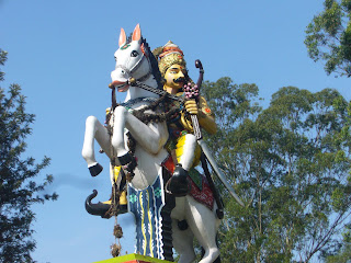 europeans-kollihills-valvil-ori-statue-the-king-of-kolli-hills