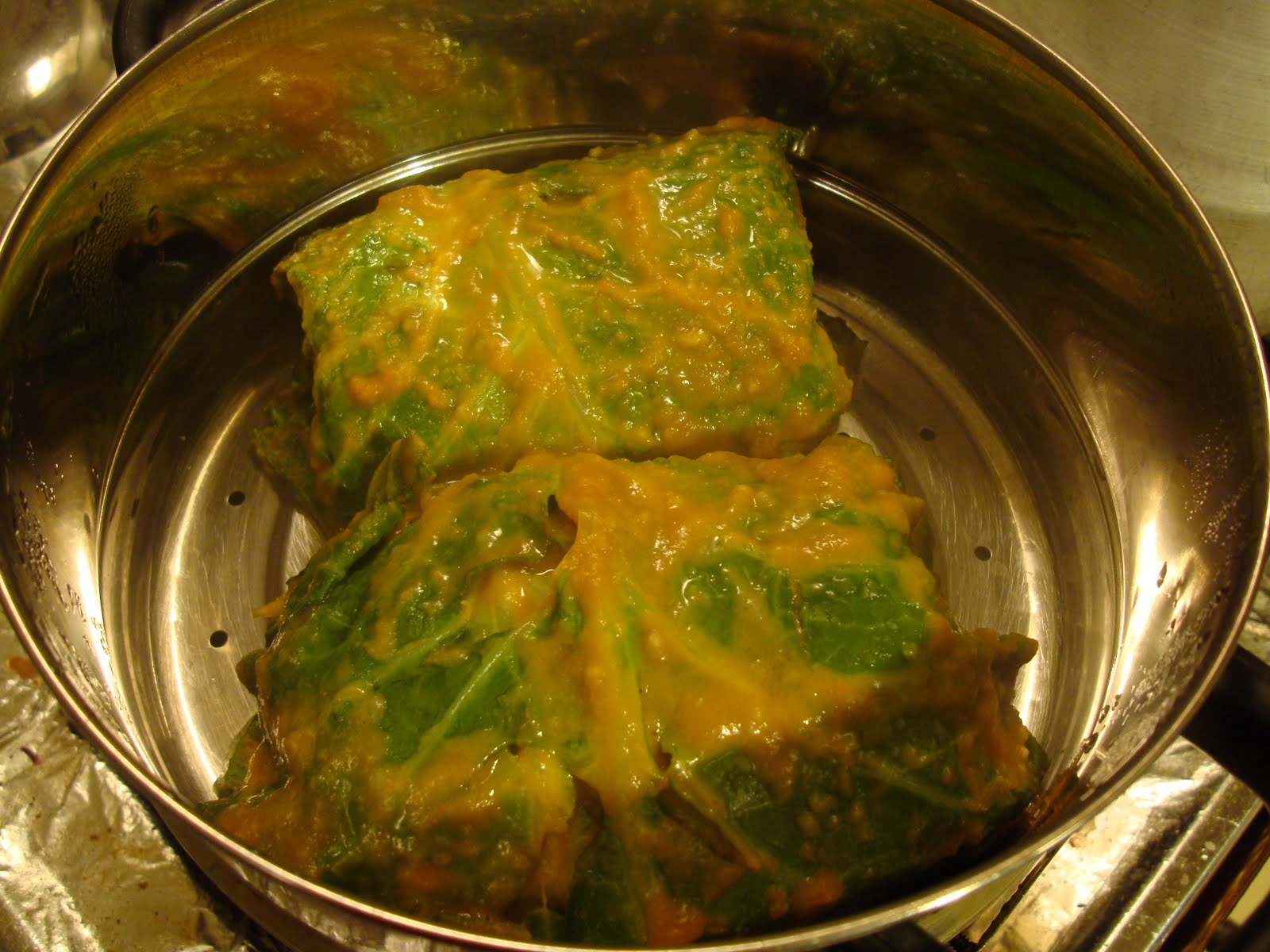My experiments with cooking: Pathrodo/ Chembila Ada/Yam leaf roll