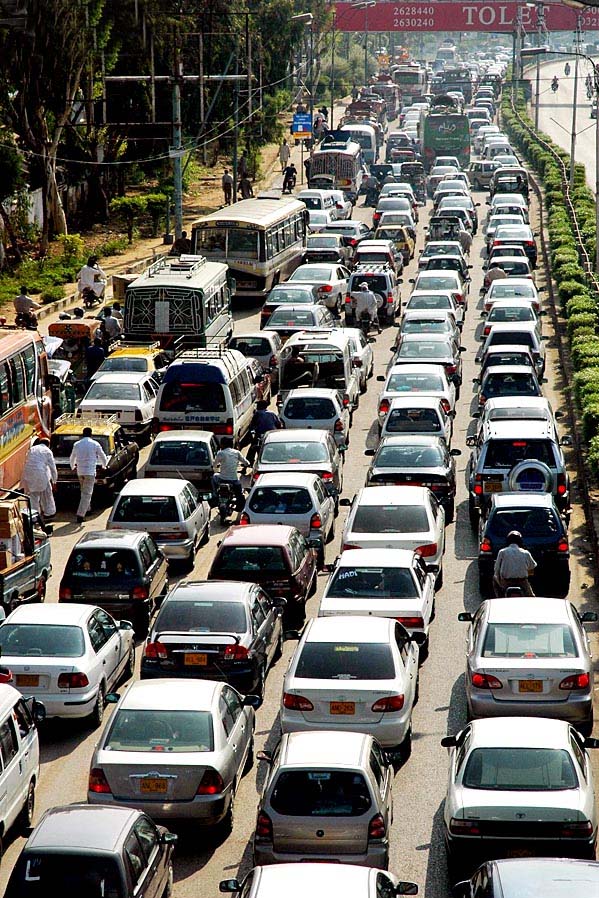 TRAFFIC PROBLEMS IN KARACHI (PAKISTAN) Karachi's Traffic is very busy
