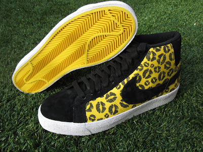 THEY WALK IN LINES.: NIKE SB BLAZER PREMIUM KISS