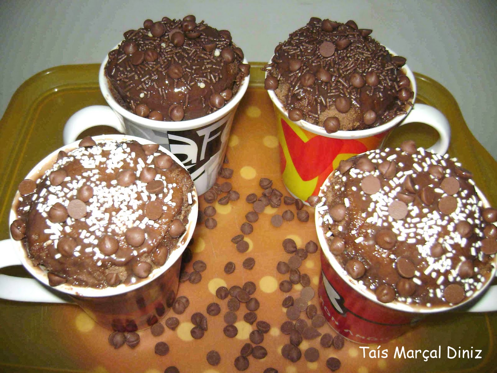 Maria Mel: Bolo de caneca com gotas de chocolate...