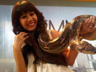 Ardina Rasti is not afraid of snakes
