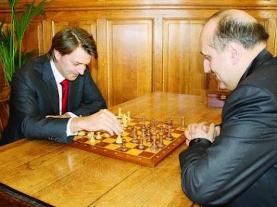 François Baroin et Jean-Claude Moingt, président de la fédération française, se sont lancés dans une partie d'échecs après avoir signé la convention de partenariat 