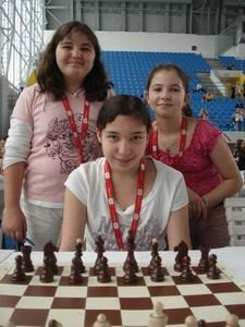 Les trois pupillettes, Andréea Cristiana Navrotescu (5,5 points/9), Elise Bellaïche (7 points/9) et Lucie Rigolot (5,5 points/9) au championnat d'Europe d'échecs des jeunes - photo FFE