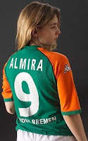 Almira Skripchenko en joueuse de foot - photo Chessbase