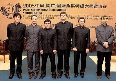 Une belle rangée de champions d'échecs en col mao: Bu, Topalov, Movsesian, Svidler, Aronian, Ivanchuk - photo Yu Feng (俞峰). 