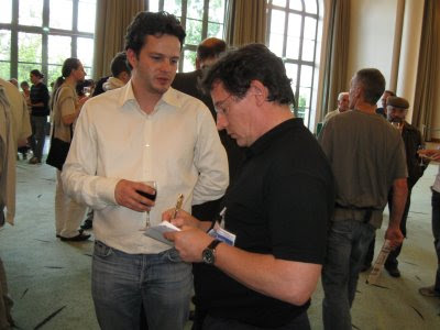 Etienne Bacrot en compagnie de Pierre Teisserenc, micro d'or 2008 - photo Chess & Strategy 