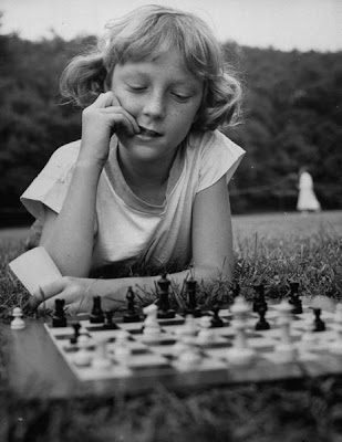 Jeune joueuse d'échecs - photo du magazine Life