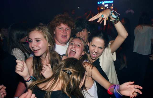 Клуб ночной несовершеннолетнюю. Ночной клуб для подростков. Ночной клуб подростки. Клуб друзей. Молодые тусят.