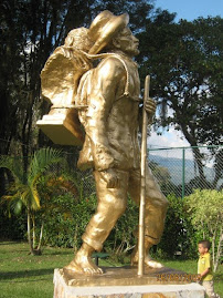 Domingo peña con el busto de Simon Bolivar en el año 1951,llevaron el busto a lo mas alto de venezu