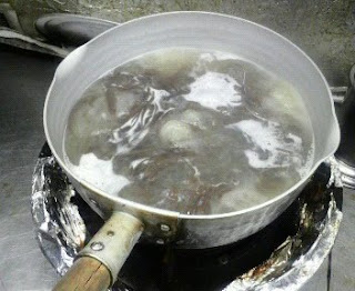 沸騰したお湯でそばを煮ます。