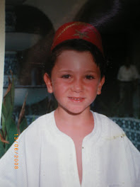 Théo a 5 ans en tenue de circoncis