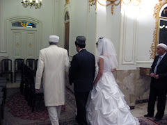 مراسم عقد در آتشكده - موبد به همراه عروس و داماد.كلاه و روسري براي احترام به آتشكده است.