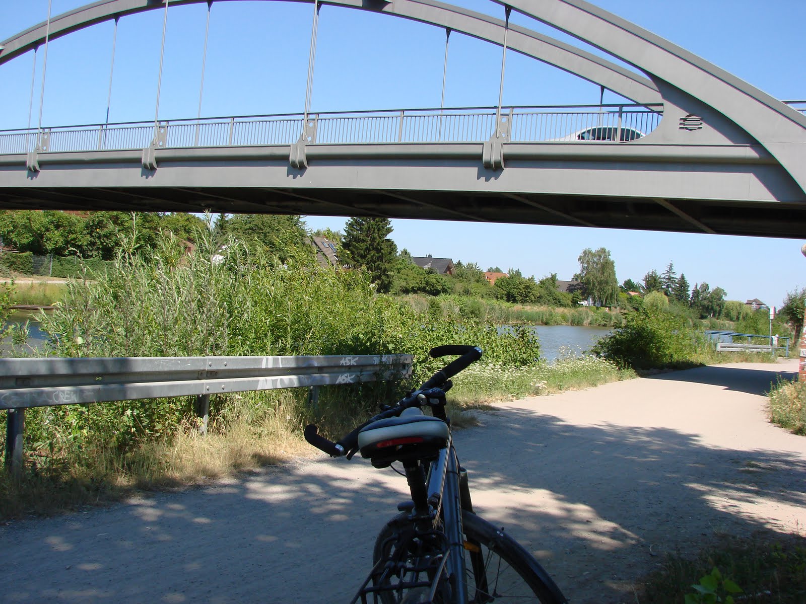 Sommerliche Fahrradtour am Mittellandkanal in Hannover