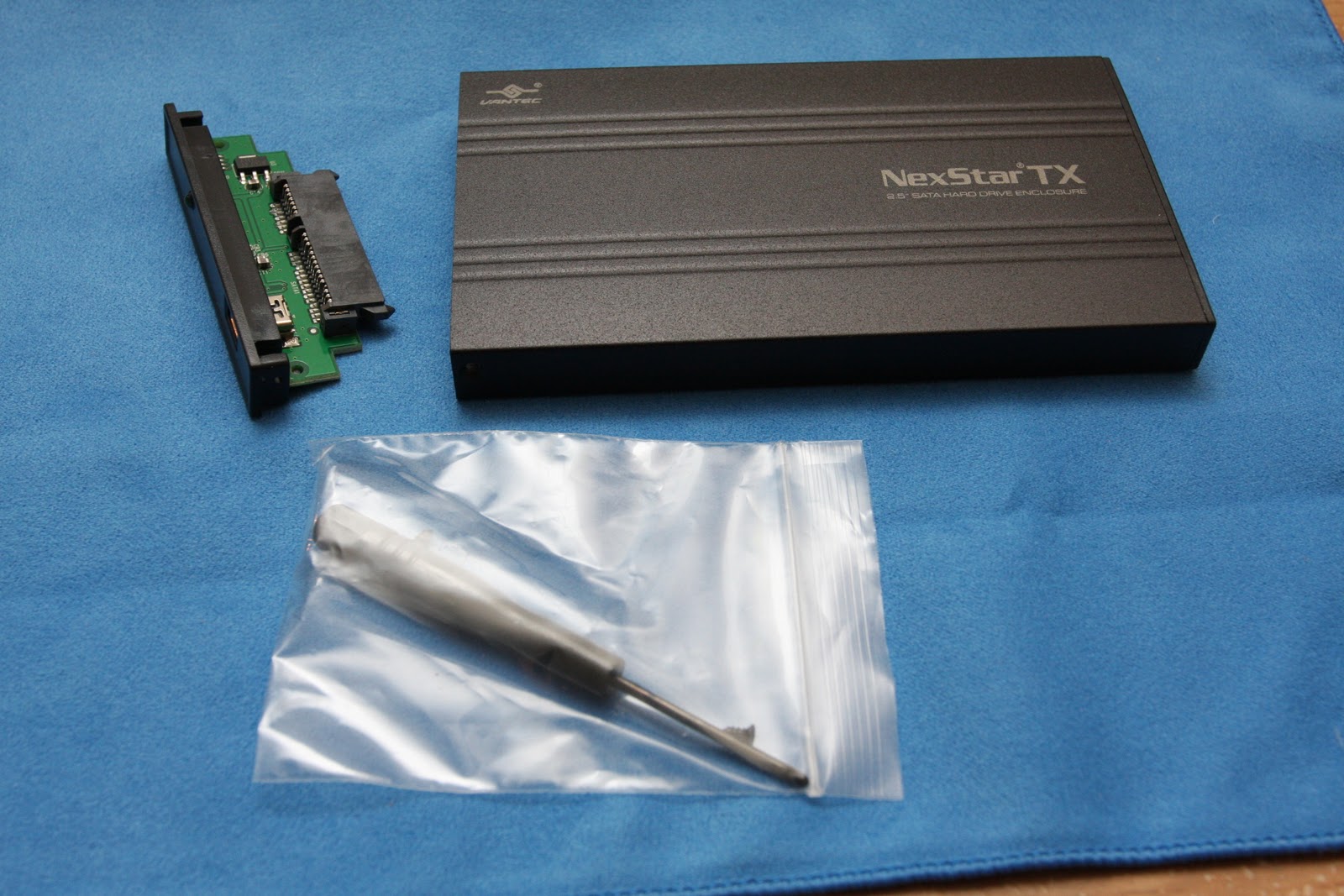 yanr.ca Unboxing Vantec NexStar TX 2.5" Hard Drive Enclosure