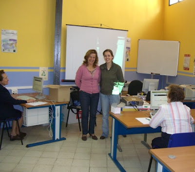 Ángeles Córdoba, delegada de Servicios Sociales, junto a Inma González, dinamizadora y responsable del Programa, en la inaguración del taller