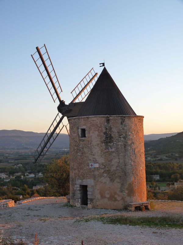 Quelques moulins le long de mes randonnées 46/ Le Moulin de SaintSaturninlesApt