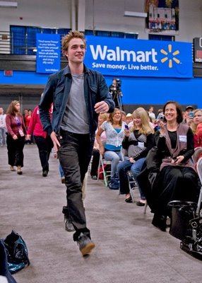 [robert-pattinson-walmart-1.jpg]