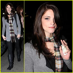 [ashley-greene-bar-deluxe.jpg]