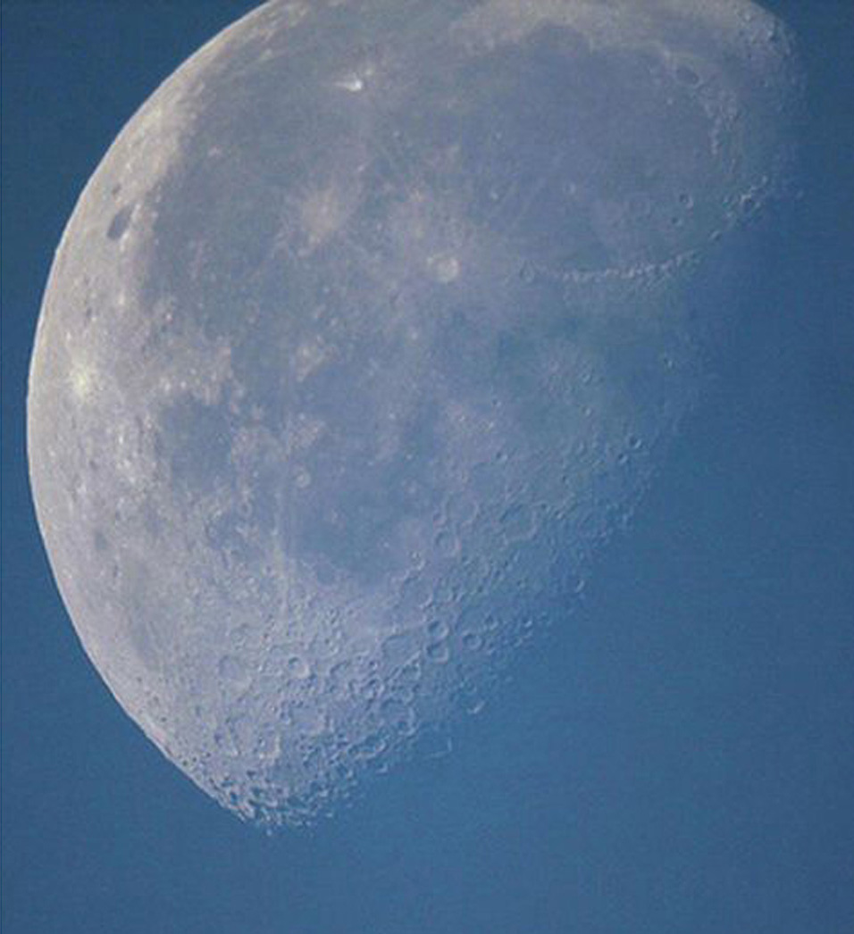 27 суток луна. 6 Луна. Луна в форме сердца. The Moon on 06.08.2005.