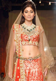 Shilpa Shetty sizzles on ramp at HDIL India Couture Week for Tarun Tahiliani show