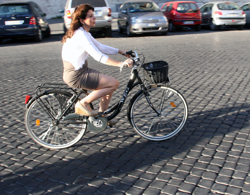 Chic Cyclists Italian Ladies on Bikes