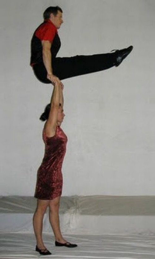 обхватила ногами. девушка подняла мужика. парень поднимает девушку. женское поведение. руки мужчины и женщины.