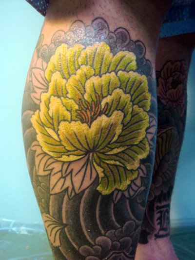 Imagen tatuaje de flores en el muslo,  biomecánico