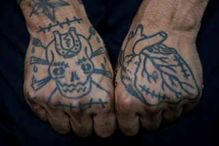 Imagen de tattoo con calavera en la pelvis oriental