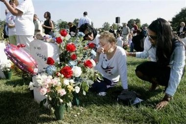 [Cindy+Droz,+center,+is+comforted+by+unidentified+women,+as+she+weeps+in+front+of+her+husband's+grave+2005.jpg]