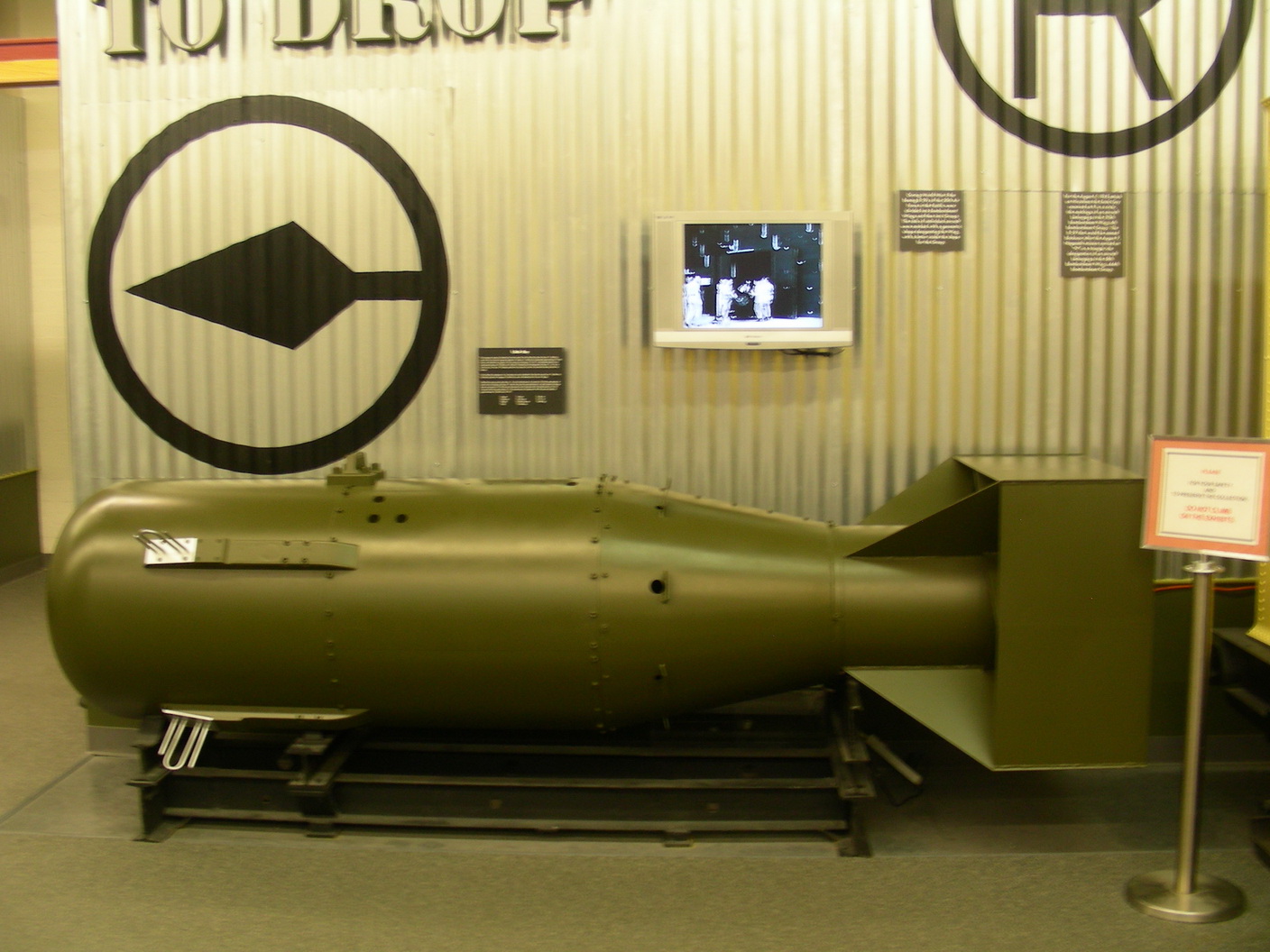 [little+boy+bomb.jpg]
