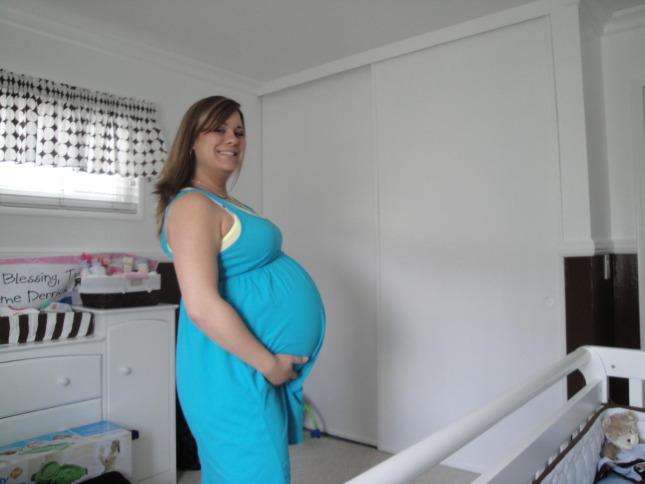 Большая беременность. Огромный беременный живот. Беременная с большим животом в платье. Большие животы беременных женщин. Огромные животы беременных двойней.