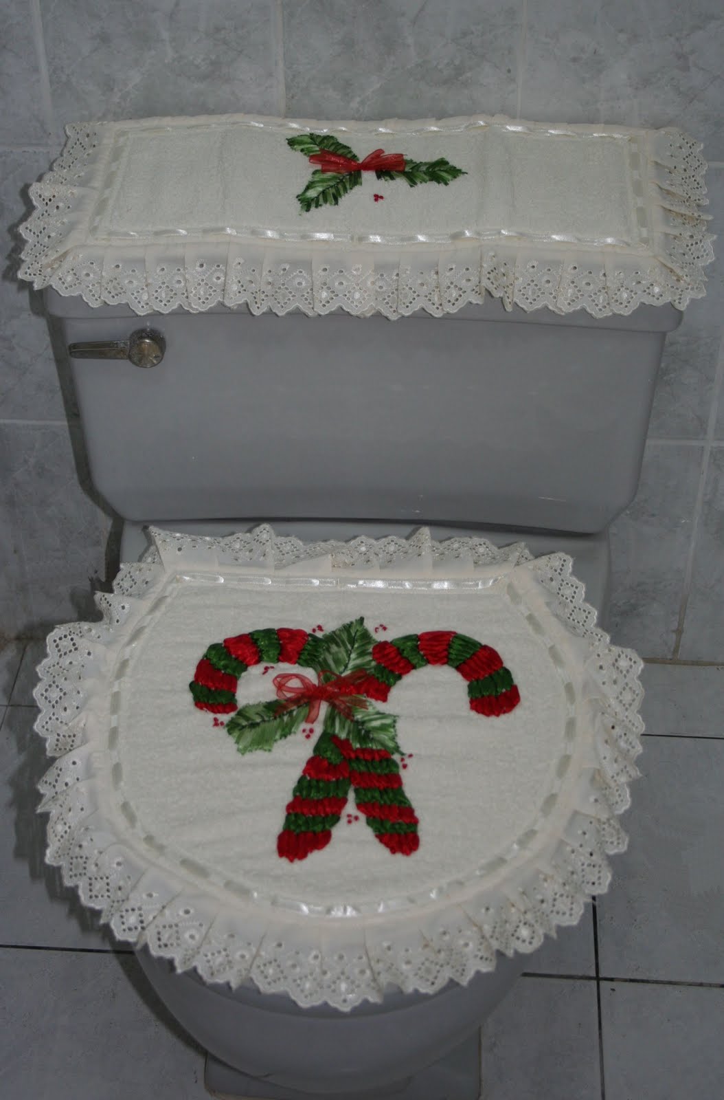 Vio Ganoza: Juego de Baño Navideño bordado con cintas