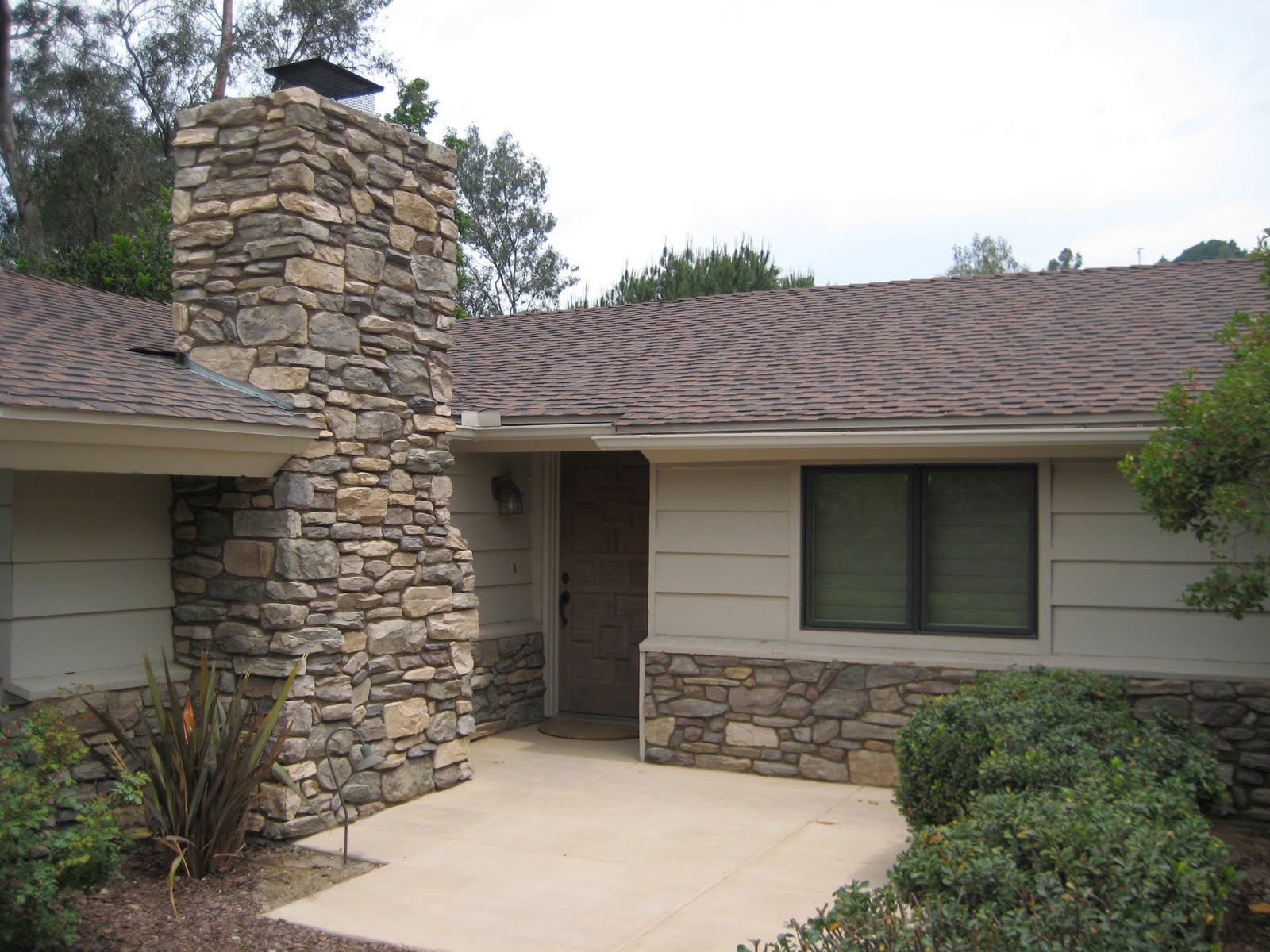 Mizisin Contracting Services: Stone Veneer Chimney