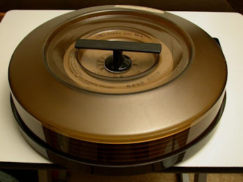 Uno de Los Primeros Discos Duros, cartuchos de 4 Pulgadas de alto con 6 discos de 14 Pulgadas