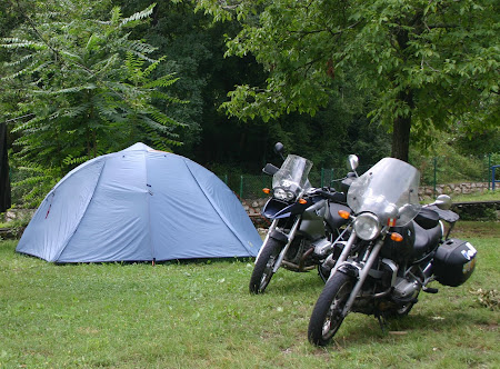 Nos motos et notre tente