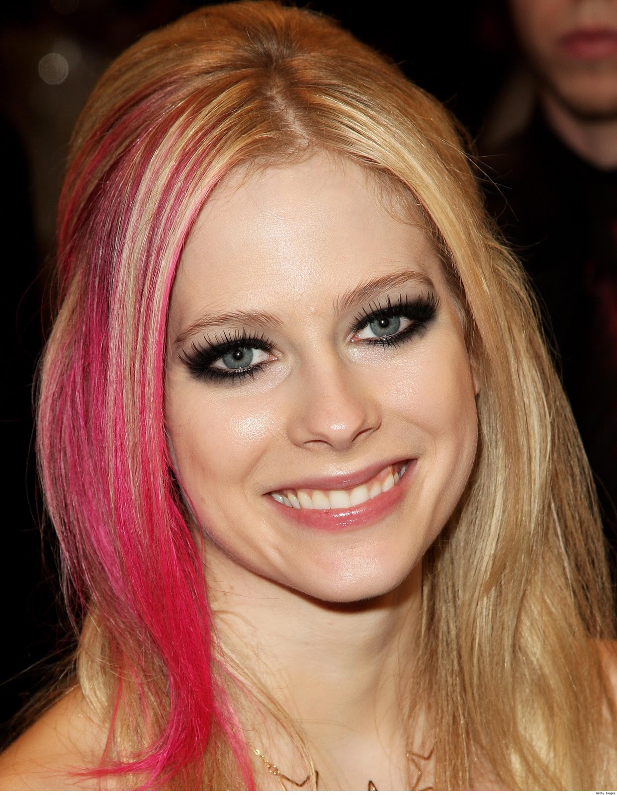 http://3.bp.blogspot.com/_jPsUHRPlxFw/TRV2YMfCykI/AAAAAAAACC4/YhrUiM0zQ98/s1600/Avril+Lavigne-pink.jpg