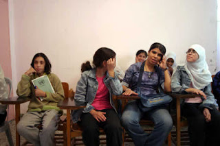 طلاب يتلقون دورة مساندة اكاديمية