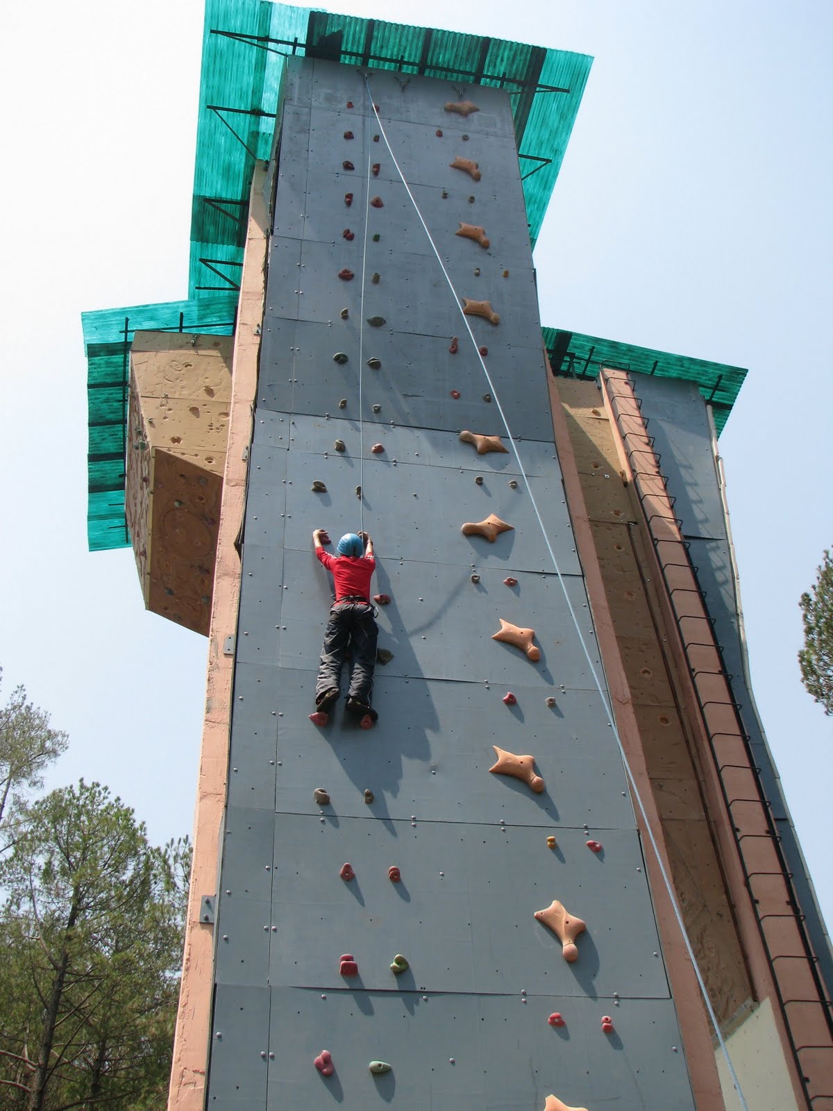 [030+myself+climbing+the+artificial+wall.JPG]