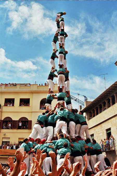 [Castellers_de_Vilafranca_human_towers_2.jpg]