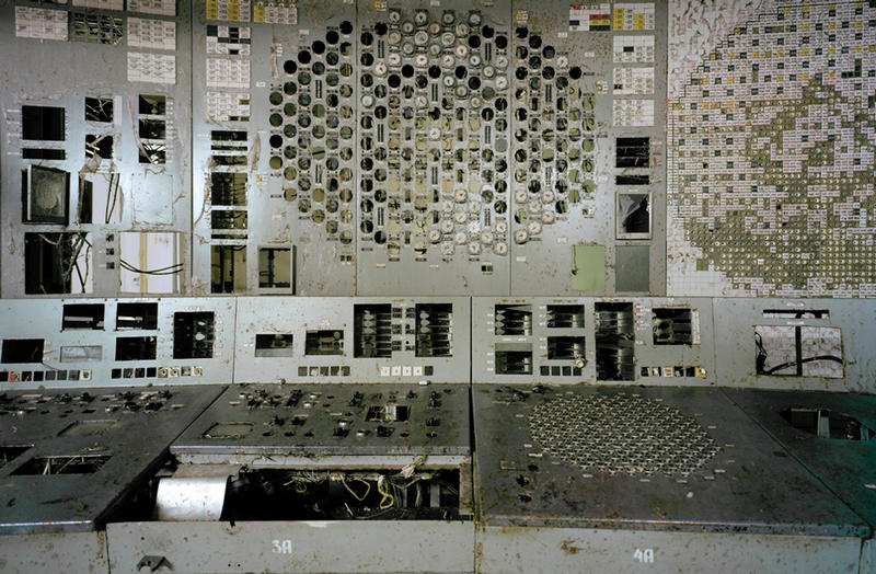 [cm_2000_Chernobyl,_control-room.jpg]