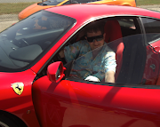 En Ferrari sur un circuit de course