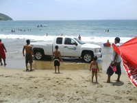 camioneta de CAPAZ en la playa de Barra de Potosí