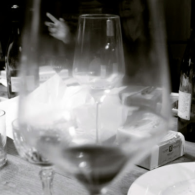 after dinner speech, table, glasses, hand, discussion de fin de repas, photo © dominique houcmant
