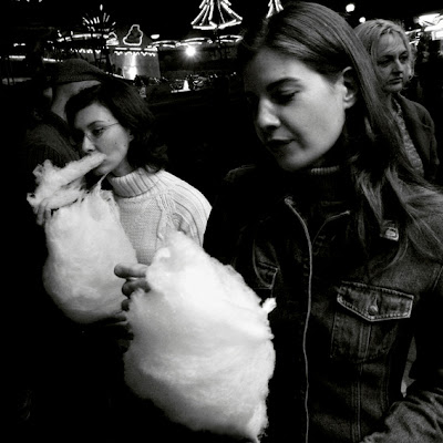 barbe à papa, foire de Liège, 2 filles, photo © dominique houcmant