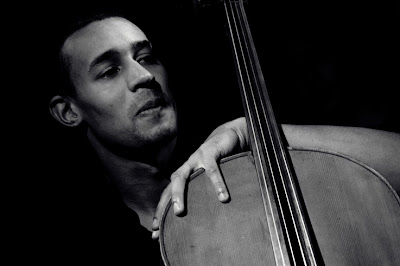 Olivier Koundouno, violoncelle, concert Emily Loizeau, portrait homme, Soundstation, Liège, photo © dominique houcmant