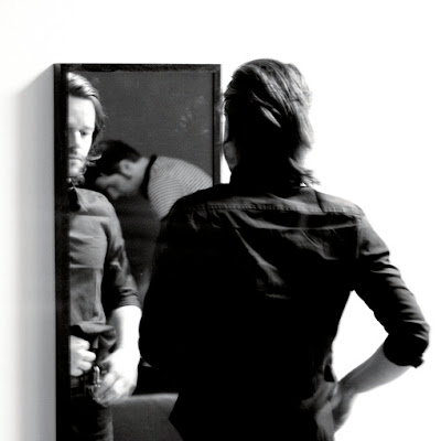 Sacha Toorop, Zop Hopop, singer, songwriter, chanson, portrait au miroir, photo © dominique houcmant
