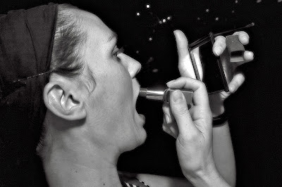 une fille se remet un coup de rouge à lèvre, girl, lipstick, photo © dominique houcmant
